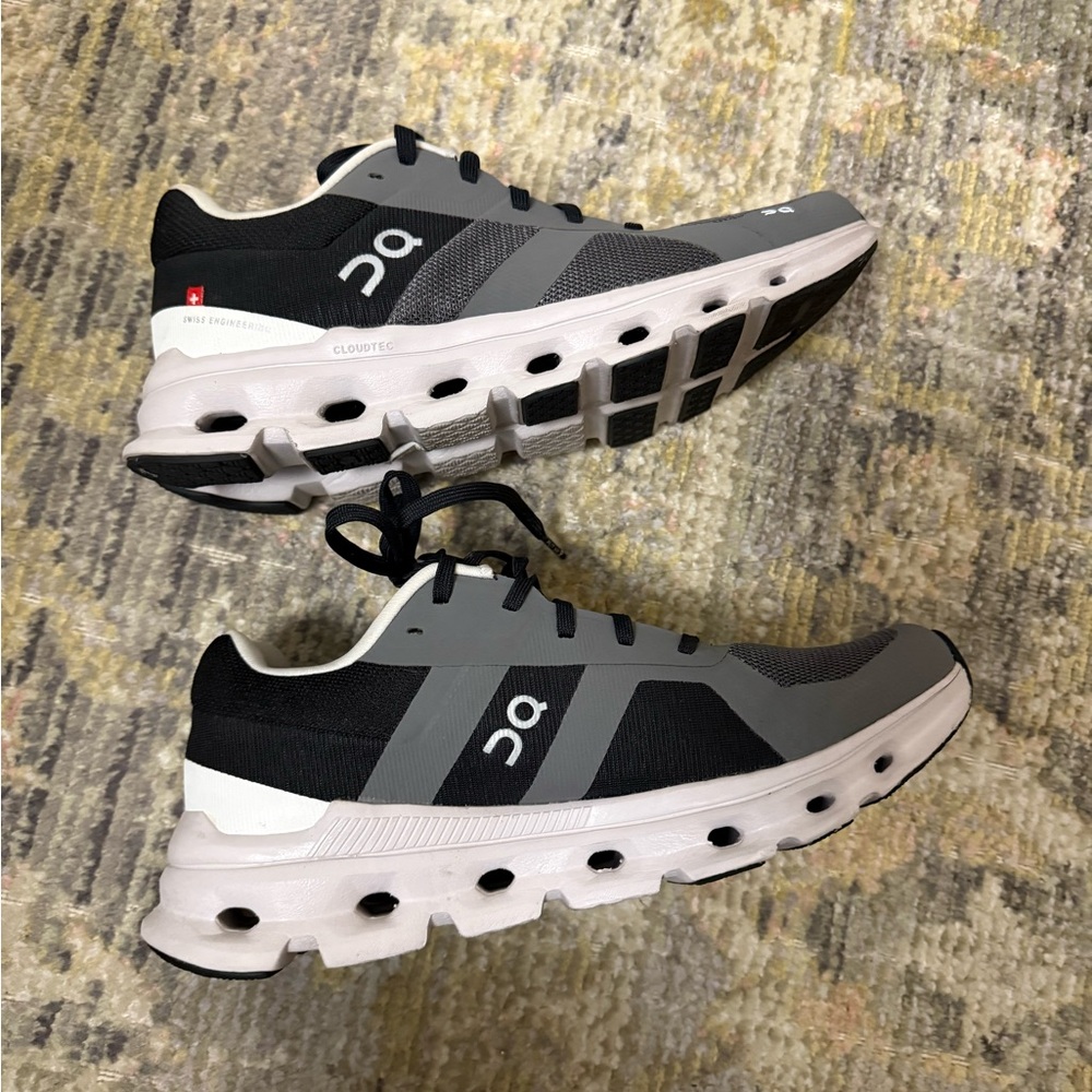 On Cloud cloudrunner woman’s Black and Gray Shoes - Picture 4 of 9